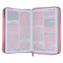 Biblia Mujer Virtuosa Reina Valera 1960 Mediana Letra Grande Imitación Piel Rosa Cierre PJR [RVR066ZLGPJR] 
